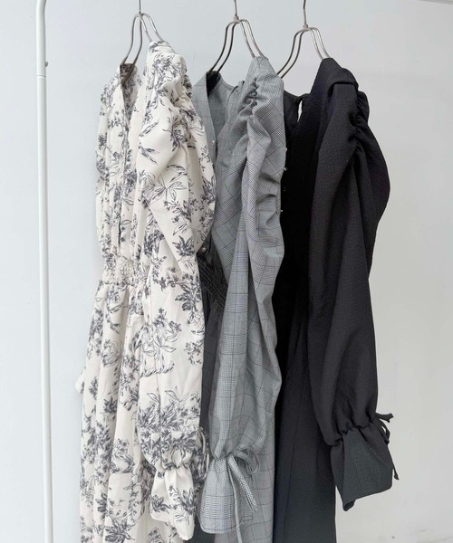 AS KNOW AS plus（アズノゥアズプラス）の「♪パワショルキラ釦ワンピース（ワンピース・レディース・グレー系/アイボリー系/ブラック系・FREE）」の4枚目の写真