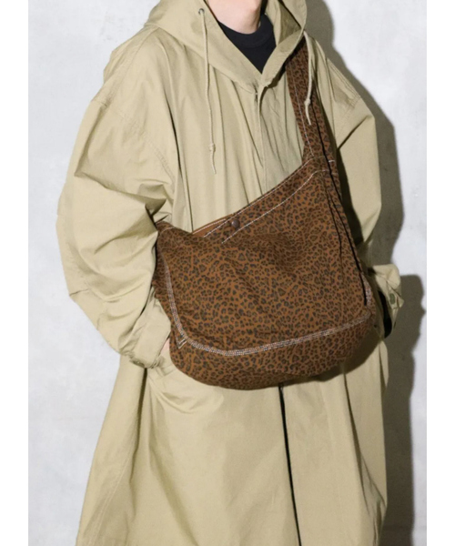 made in standard (メイドインスタンダード)の「【MADE IN STANDARD】PRINTED NEWSPAPER BAG/ショルダーバック/ユニセックス【WEB限定】(ショルダーバッグ・メンズ・カーキ/ブラック/グレー/ブラウン・フリー)」の3枚目の写真