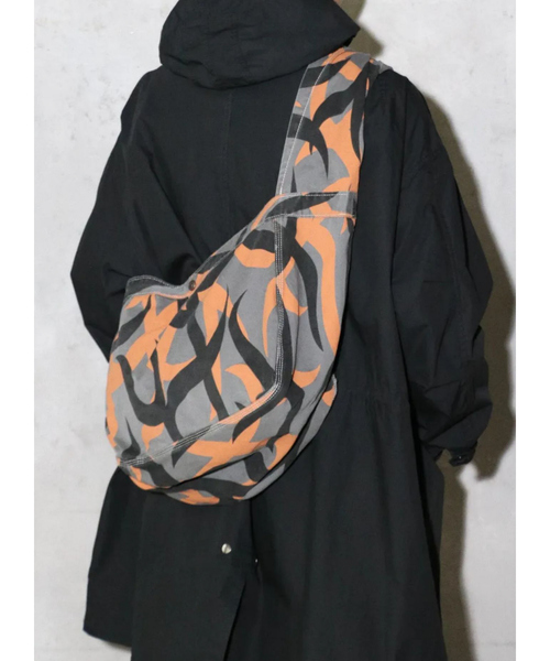 made in standard (メイドインスタンダード)の「【MADE IN STANDARD】PRINTED NEWSPAPER BAG/ショルダーバック/ユニセックス【WEB限定】(ショルダーバッグ・メンズ・カーキ/ブラック/グレー/ブラウン・フリー)」の2枚目の写真