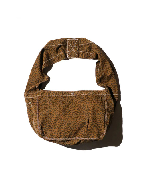 made in standard (メイドインスタンダード)の「【MADE IN STANDARD】PRINTED NEWSPAPER BAG/ショルダーバック/ユニセックス【WEB限定】(ショルダーバッグ・メンズ・カーキ/ブラック/グレー/ブラウン・フリー)」の5枚目の写真