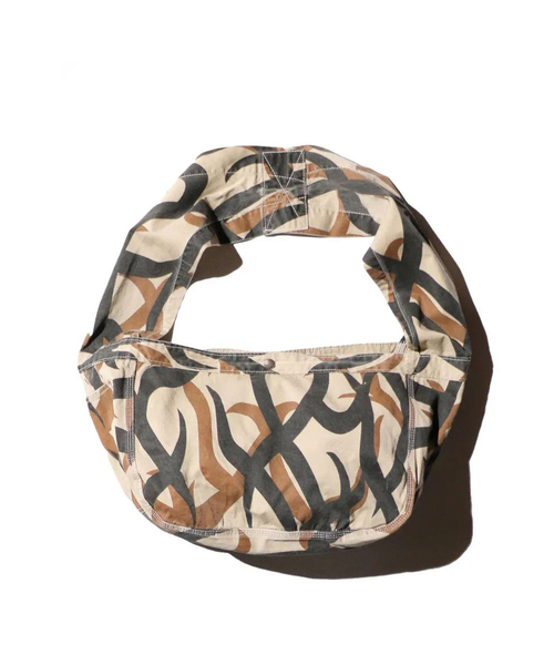 made in standard (メイドインスタンダード)の「【MADE IN STANDARD】PRINTED NEWSPAPER BAG/ショルダーバック/ユニセックス【WEB限定】(ショルダーバッグ・メンズ・カーキ/ブラック/グレー/ブラウン・フリー)」の11枚目の写真