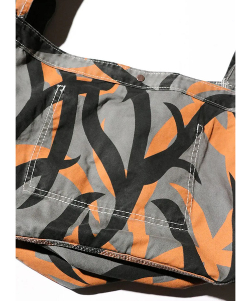 made in standard (メイドインスタンダード)の「【MADE IN STANDARD】PRINTED NEWSPAPER BAG/ショルダーバック/ユニセックス【WEB限定】(ショルダーバッグ・メンズ・カーキ/ブラック/グレー/ブラウン・フリー)」の16枚目の写真