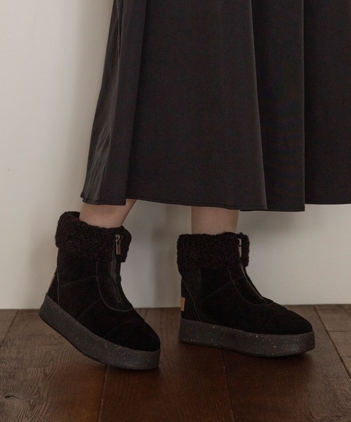 Minnetonka(ミネトンカ)の「MINNETONKA ミネトンカ / 25M04 厚底フロントジップボアブーツ(ブーツ・レディース・ブラック/アッシュグレー/ブラウン・6/7/8/9)」の1枚目の写真