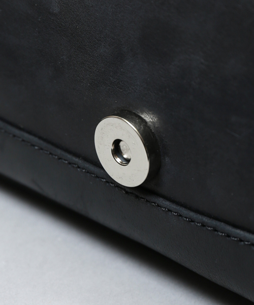 STUDIOUS(ステュディオス)の「シャイニーレザーミニショルダーバッグ(ショルダーバッグ・メンズ・ブラック/ブラウン・FREE)」の8枚目の写真