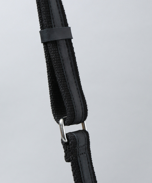 STUDIOUS(ステュディオス)の「シャイニーレザーミニショルダーバッグ(ショルダーバッグ・メンズ・ブラック/ブラウン・FREE)」の3枚目の写真