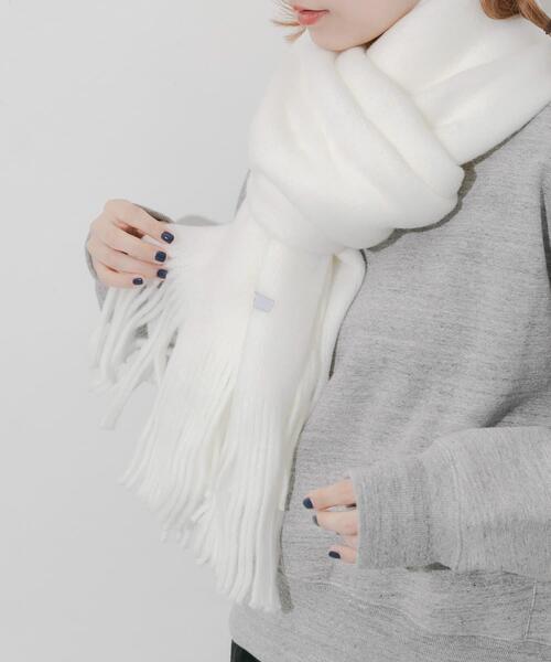 SMELLY(スメリー)の「ソフトボリュームマフラー(マフラー・レディース・グレー/チャコールグレー/ライトブルー/ホワイト/ベージュ・-)」の8枚目の写真