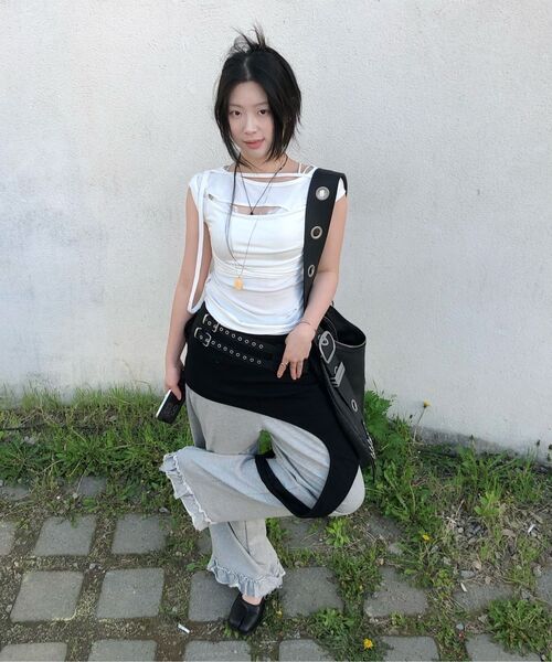 FLAREUP（フレアアップ）の「Asymmetrical Draped Strap Roll-Up T-Shirt (FL-170_Charcoal)（Tシャツ/カットソー・レディース・チャコール・OS）」の12枚目の写真