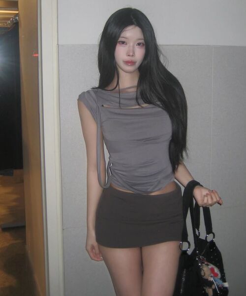 FLAREUP（フレアアップ）の「Asymmetrical Draped Strap Roll-Up T-Shirt (FL-170_Charcoal)（Tシャツ/カットソー・レディース・チャコール・OS）」の20枚目の写真