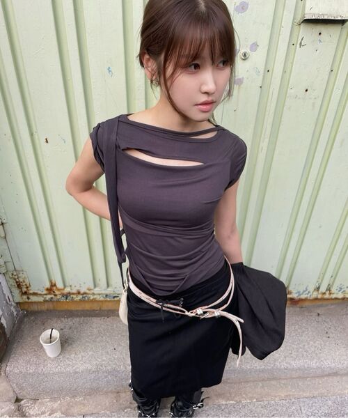FLAREUP（フレアアップ）の「Asymmetrical Draped Strap Roll-Up T-Shirt (FL-170_Charcoal)（Tシャツ/カットソー・レディース・チャコール・OS）」の17枚目の写真
