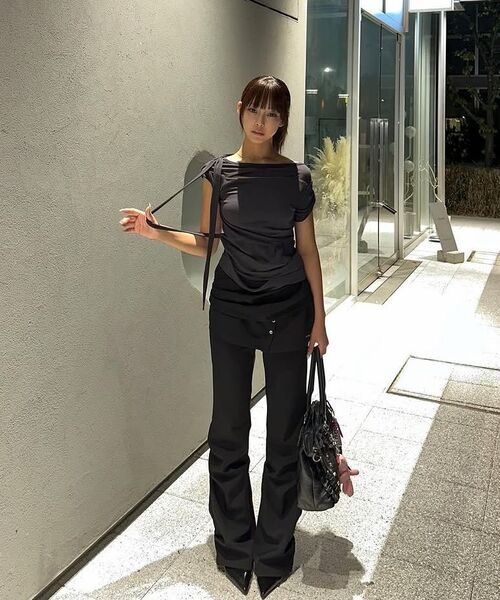 FLAREUP（フレアアップ）の「Asymmetrical Draped Strap Roll-Up T-Shirt (FL-170_Charcoal)（Tシャツ/カットソー・レディース・チャコール・OS）」の21枚目の写真