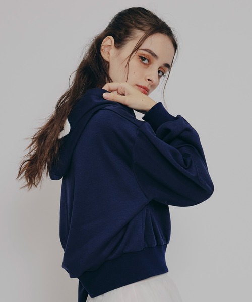 REDYAZEL（レディアゼル）の「［FILA×REDYAZEL］サガラロゴコンパクトフーディ（パーカー・レディース・ライトグレー/ネイビー/オフホワイト・FREE）」の10枚目の写真