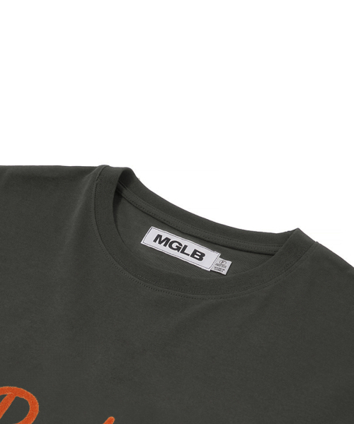 MATCHGLOBE(マッチグローブ)の「レッドストロベリーオーバーサイズTシャツ(ダークグレー)(Tシャツ/カットソー・レディース・その他・FREE)」の5枚目の写真