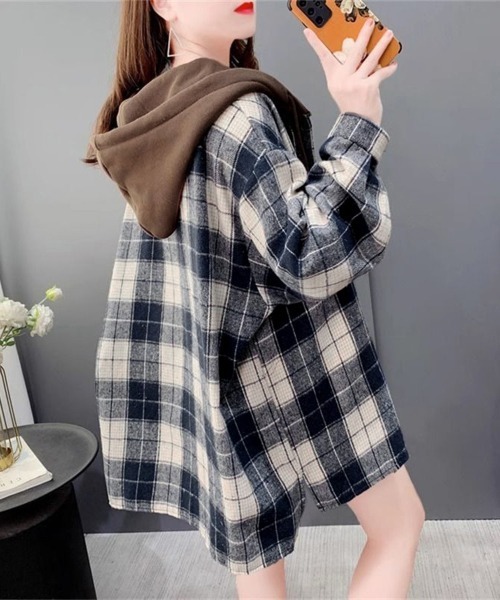 Miniministore（ミニミニストア）の「チェックフードシャツ レイヤード風シャツ（シャツ/ブラウス・レディース・ブラウン/ネイビー・FREE）」の2枚目の写真