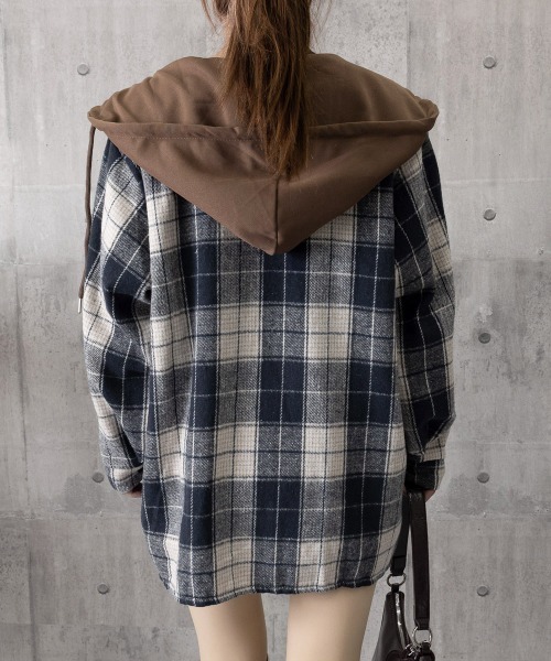 Miniministore（ミニミニストア）の「チェックフードシャツ レイヤード風シャツ（シャツ/ブラウス・レディース・ブラウン/ネイビー・FREE）」の4枚目の写真