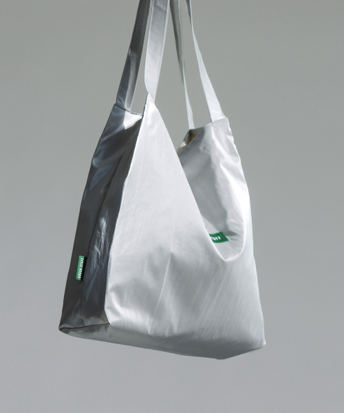 GREEN STUFF（グリーンスタッフ）の「思わずパク・シハン・ショッパーバッグ53メタリックナイロン - Silver（ショルダーバッグ・レディース・その他・FREE）」の4枚目の写真
