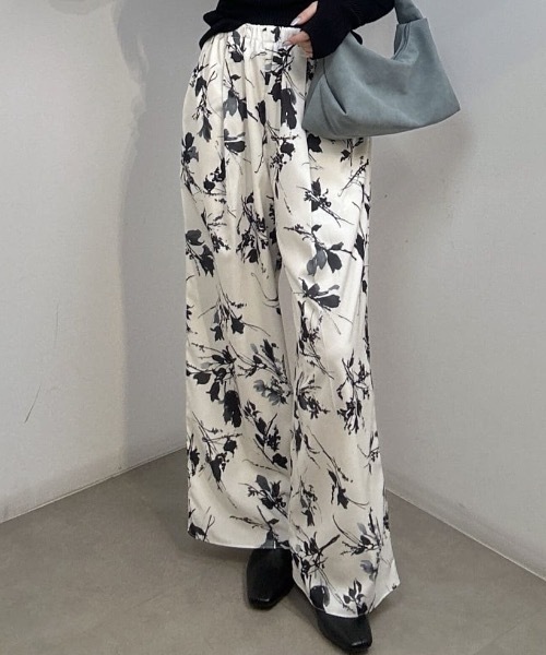 STYLEMIXER（スタイルミキサー）の「フラワープリントリラックスパンツ（その他パンツ・レディース・ホワイト/ブラック・SMALL/MEDIUM）」の2枚目の写真