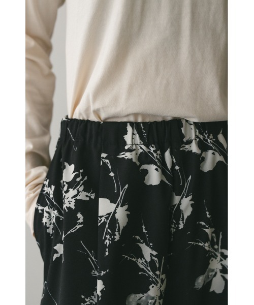 STYLEMIXER（スタイルミキサー）の「フラワープリントリラックスパンツ（その他パンツ・レディース・ホワイト/ブラック・SMALL/MEDIUM）」の14枚目の写真