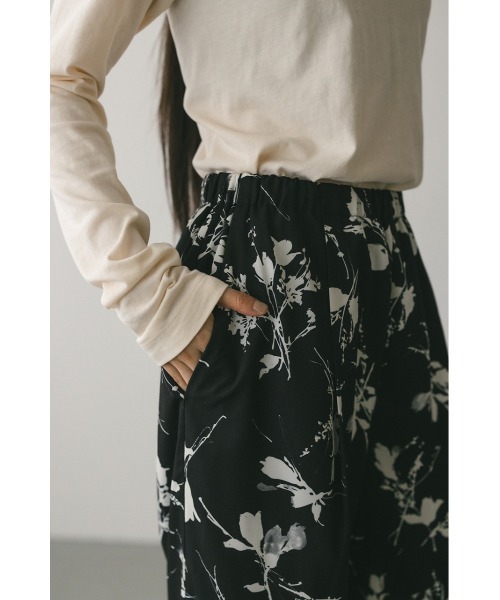STYLEMIXER（スタイルミキサー）の「フラワープリントリラックスパンツ（その他パンツ・レディース・ホワイト/ブラック・SMALL/MEDIUM）」の15枚目の写真