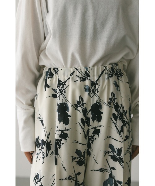 STYLEMIXER（スタイルミキサー）の「フラワープリントリラックスパンツ（その他パンツ・レディース・ホワイト/ブラック・SMALL/MEDIUM）」の5枚目の写真