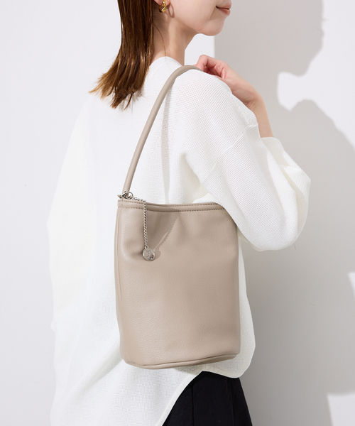 SLOBE IENA（スローブイエナ）の「《追加5》SLOBE バケツバッグ（ショルダーバッグ・レディース・ブラック/ライトグレー・FREE）」の2枚目の写真