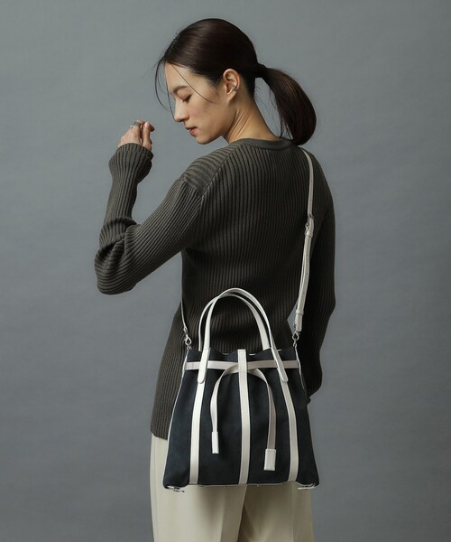 HIROKO HAYASHI(ヒロコハヤシ)の「PANIER CAMOSCIO(パニエ カモッショ)2wayショルダーバッグ(ショルダーバッグ・レディース・チャコール/ライトグリーン系・00)」の2枚目の写真