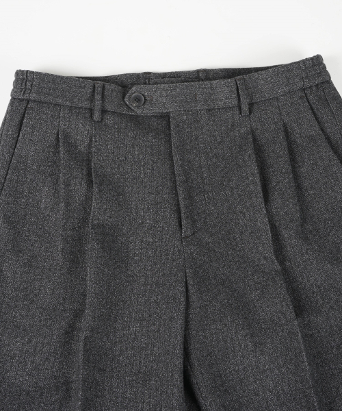 BIRBANTE（ビルバンテ）の「ストレッチサイドバンディングツーピンタックC.Lフィットスラックス - チャコール（スラックス・メンズ・チャコール・SMALL/MEDIUM/LARGE/X-LARGE）」の4枚目の写真