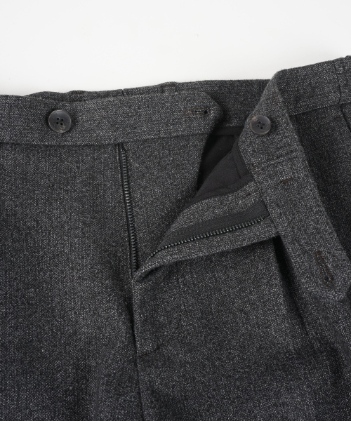BIRBANTE（ビルバンテ）の「ストレッチサイドバンディングツーピンタックC.Lフィットスラックス - チャコール（スラックス・メンズ・チャコール・SMALL/MEDIUM/LARGE/X-LARGE）」の5枚目の写真
