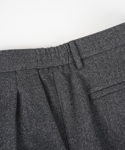 BIRBANTE（ビルバンテ）の「ストレッチサイドバンディングツーピンタックC.Lフィットスラックス - チャコール（スラックス・メンズ・チャコール・SMALL/MEDIUM/LARGE/X-LARGE）」の8枚目の写真