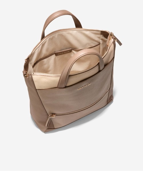 COLE HAAN（コールハーン）の「ザ エッセンシャル バックパック womens（バックパック/リュック・レディース・ベージュ・OSFA）」の4枚目の写真