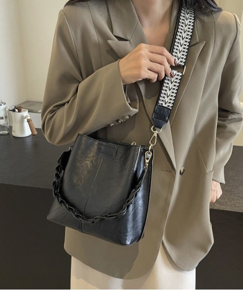 FREE STYLISTS(フリー スタイリスト)の「Y2K ショルダーバッグ バッグ レトロ柄ワイドベルト スクエアPUショルダーバッグ(ショルダーバッグ・レディース・ダークブラウン/ブラック・FREE)」の1枚目の写真