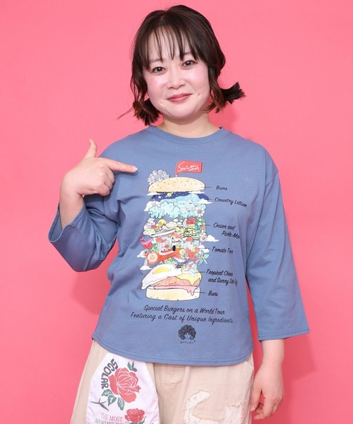 iS ScoLar(イズスカラー)の「ScoLar(スカラー) スカラーバーガータウン柄Tシャツ(Tシャツ/カットソー・レディース・オフホワイト/ブルー/ブラック・MEDIUM)」の4枚目の写真