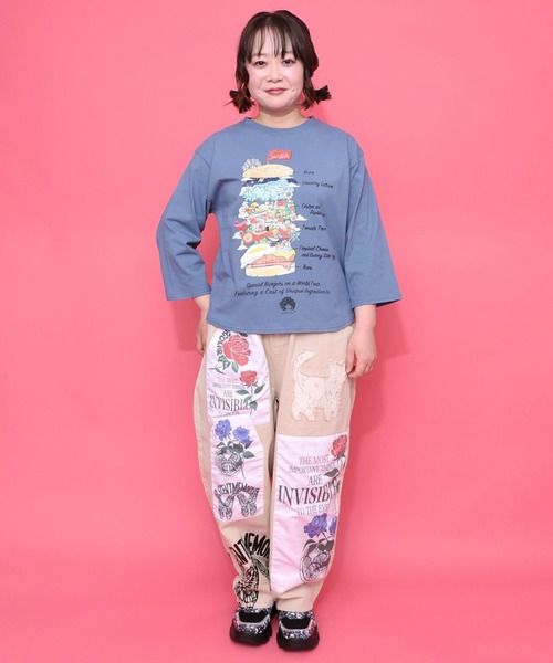 iS ScoLar(イズスカラー)の「ScoLar(スカラー) スカラーバーガータウン柄Tシャツ(Tシャツ/カットソー・レディース・オフホワイト/ブルー/ブラック・MEDIUM)」の5枚目の写真