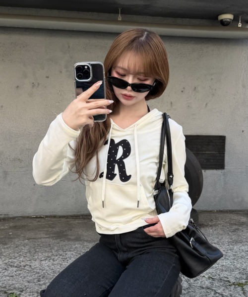 RAY CASSIN(レイカズン)の「ロゴパッチチビフードT(Tシャツ/カットソー・レディース・ネイビー/グレー/アイボリー/ホワイト系その他・FREE)」の2枚目の写真