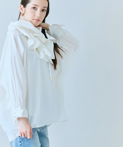 Audie a Muses(オーディアミューズ)の「ギャザーネックレス付きオーバーシルエットブラウス(シャツ/ブラウス・レディース・ブルー/ブラック/オフホワイト・FREE)」の2枚目の写真