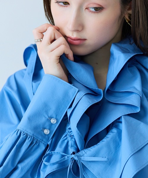 Audie a Muses(オーディアミューズ)の「ギャザーネックレス付きオーバーシルエットブラウス(シャツ/ブラウス・レディース・ブルー/ブラック/オフホワイト・FREE)」の3枚目の写真