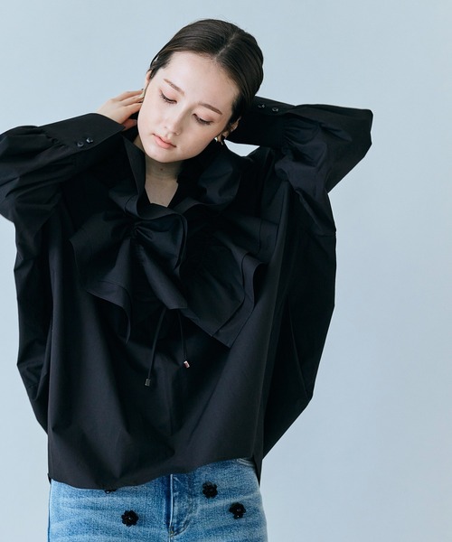 Audie a Muses(オーディアミューズ)の「ギャザーネックレス付きオーバーシルエットブラウス(シャツ/ブラウス・レディース・ブルー/ブラック/オフホワイト・FREE)」の21枚目の写真