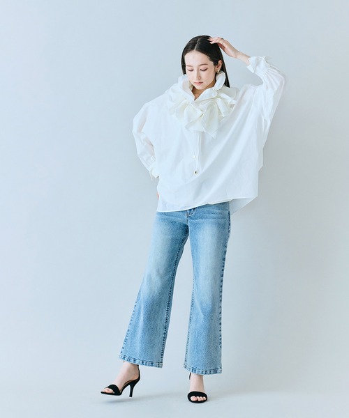 Audie a Muses(オーディアミューズ)の「ギャザーネックレス付きオーバーシルエットブラウス(シャツ/ブラウス・レディース・ブルー/ブラック/オフホワイト・FREE)」の9枚目の写真