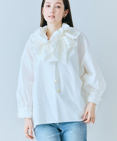 Audie a Muses(オーディアミューズ)の「ギャザーネックレス付きオーバーシルエットブラウス(シャツ/ブラウス・レディース・ブルー/ブラック/オフホワイト・FREE)」の4枚目の写真