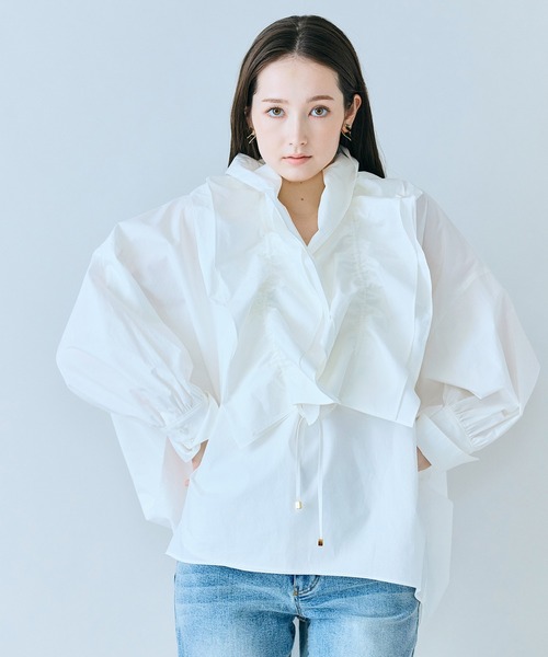 Audie a Muses(オーディアミューズ)の「ギャザーネックレス付きオーバーシルエットブラウス(シャツ/ブラウス・レディース・ブルー/ブラック/オフホワイト・FREE)」の5枚目の写真