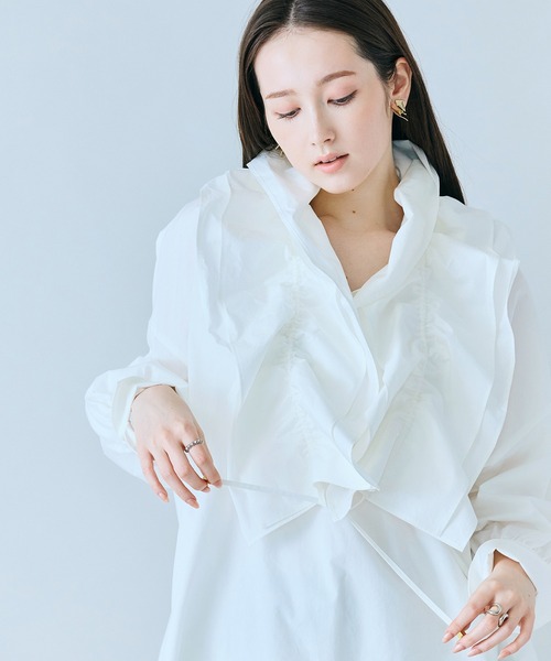 Audie a Muses(オーディアミューズ)の「ギャザーネックレス付きオーバーシルエットブラウス(シャツ/ブラウス・レディース・ブルー/ブラック/オフホワイト・FREE)」の6枚目の写真