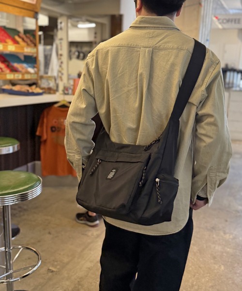 ikka(イッカ)の「【軽量】撥水10ポケットビッグショルダーバッグ(ショルダーバッグ・レディース・グレイッシュベージュ/オリーブ/ブラック・FREE)」の1枚目の写真