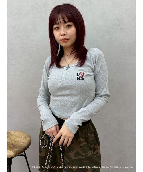 EVRIS（エヴリス）の「【ザ・ローリング・ストーンズ】ヘンリーネックトップス（Tシャツ/カットソー・レディース・グレー/ブラック/ホワイト・FREE）」の3枚目の写真