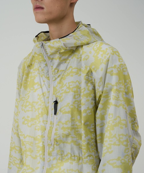 Gramicci（グラミチ）の「FLYWEIGHT HOODED JACKET｜フライウェイトフーデッドジャケット（ナイロンジャケット・メンズ・ブラック/カモフラージュ・S/M/L/XL/XXL）」の2枚目の写真