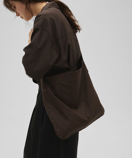 TODAYFUL(トゥデイフル)の「TODAYFUL Useful Shoulder Bag(トートバッグ・レディース・オフホワイト/ブラック/ダークブラウン・FREE)」の10枚目の写真