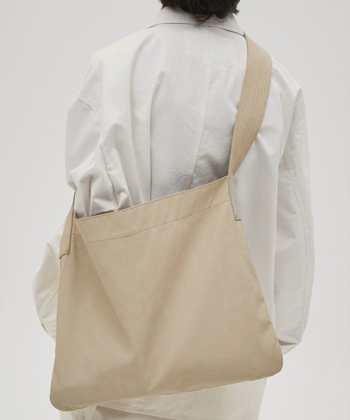 TODAYFUL(トゥデイフル)の「TODAYFUL Useful Shoulder Bag(トートバッグ・レディース・オフホワイト/ブラック/ダークブラウン・FREE)」の16枚目の写真