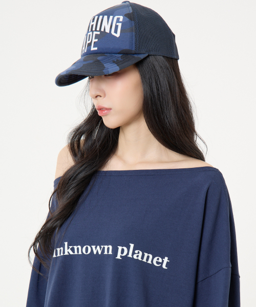 UNKNOWN PLANET（アンノウンプラネット）の「オフショルダー ロゴ ロングスリーブ Tシャツ ネイビー（Tシャツ/カットソー・レディース・その他・FREE）」の2枚目の写真