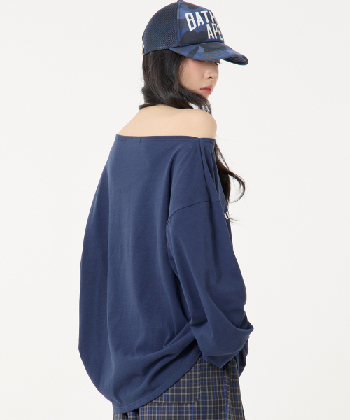 UNKNOWN PLANET（アンノウンプラネット）の「オフショルダー ロゴ ロングスリーブ Tシャツ ネイビー（Tシャツ/カットソー・レディース・その他・FREE）」の3枚目の写真
