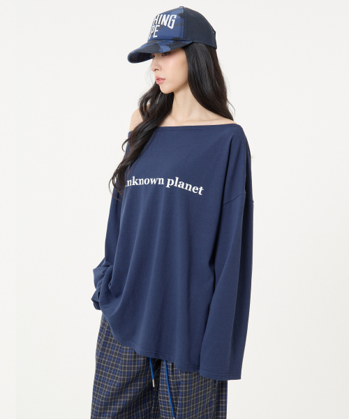 UNKNOWN PLANET（アンノウンプラネット）の「オフショルダー ロゴ ロングスリーブ Tシャツ ネイビー（Tシャツ/カットソー・レディース・その他・FREE）」の4枚目の写真