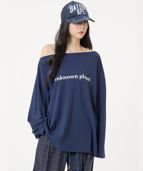 UNKNOWN PLANET（アンノウンプラネット）の「オフショルダー ロゴ ロングスリーブ Tシャツ ネイビー（Tシャツ/カットソー・レディース・その他・FREE）」の5枚目の写真
