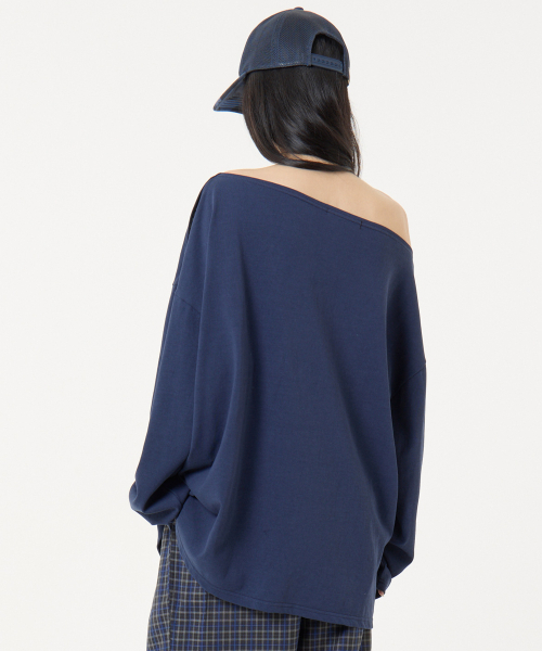 UNKNOWN PLANET（アンノウンプラネット）の「オフショルダー ロゴ ロングスリーブ Tシャツ ネイビー（Tシャツ/カットソー・レディース・その他・FREE）」の6枚目の写真